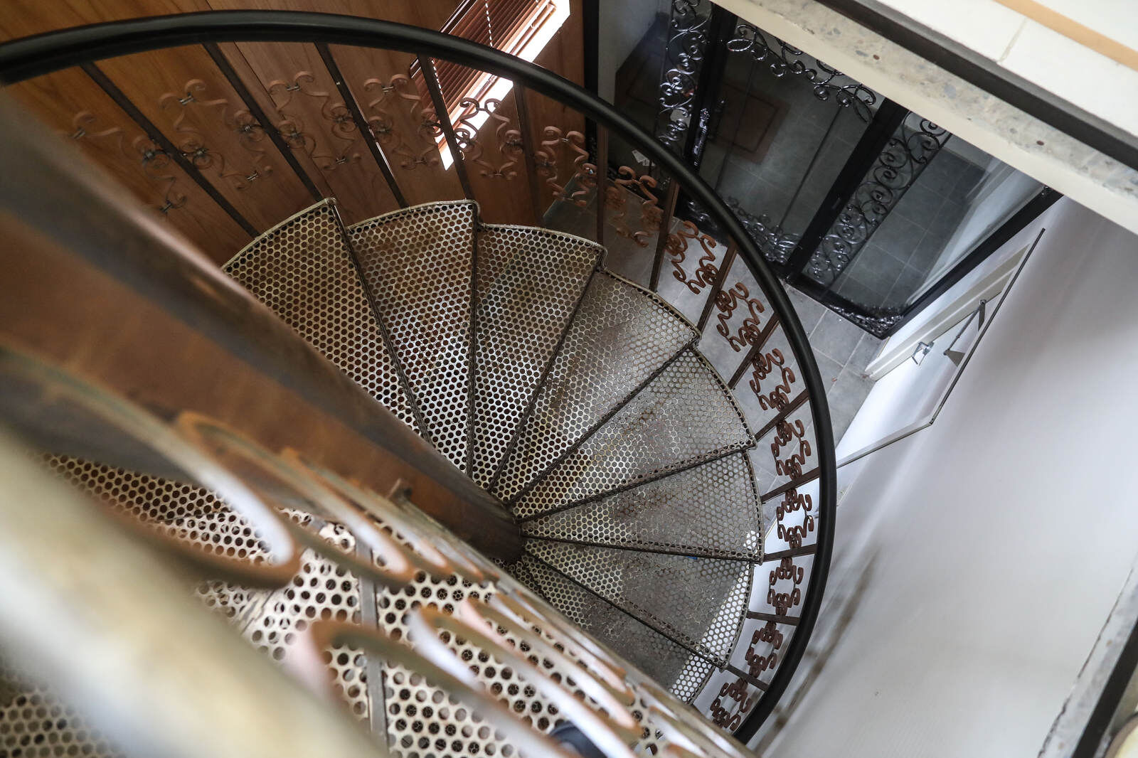 Custom spiral staircase